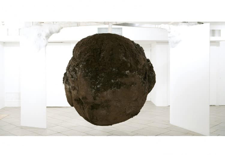 Bola de lodo. Mud ball. 3 tons of mud, 15 artists or artists working two months, one month of exposure. 200 x 200 cm. CCEBA, Buenos Aires, Argentina. 2007