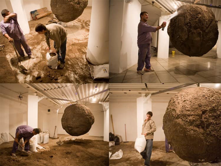 Bola de lodo. 3 tons of mud, 15 artists or artists working two months, one month of exposure. 200 x 200 cm. CCEBA, Buenos Aires, Argentina. 2007