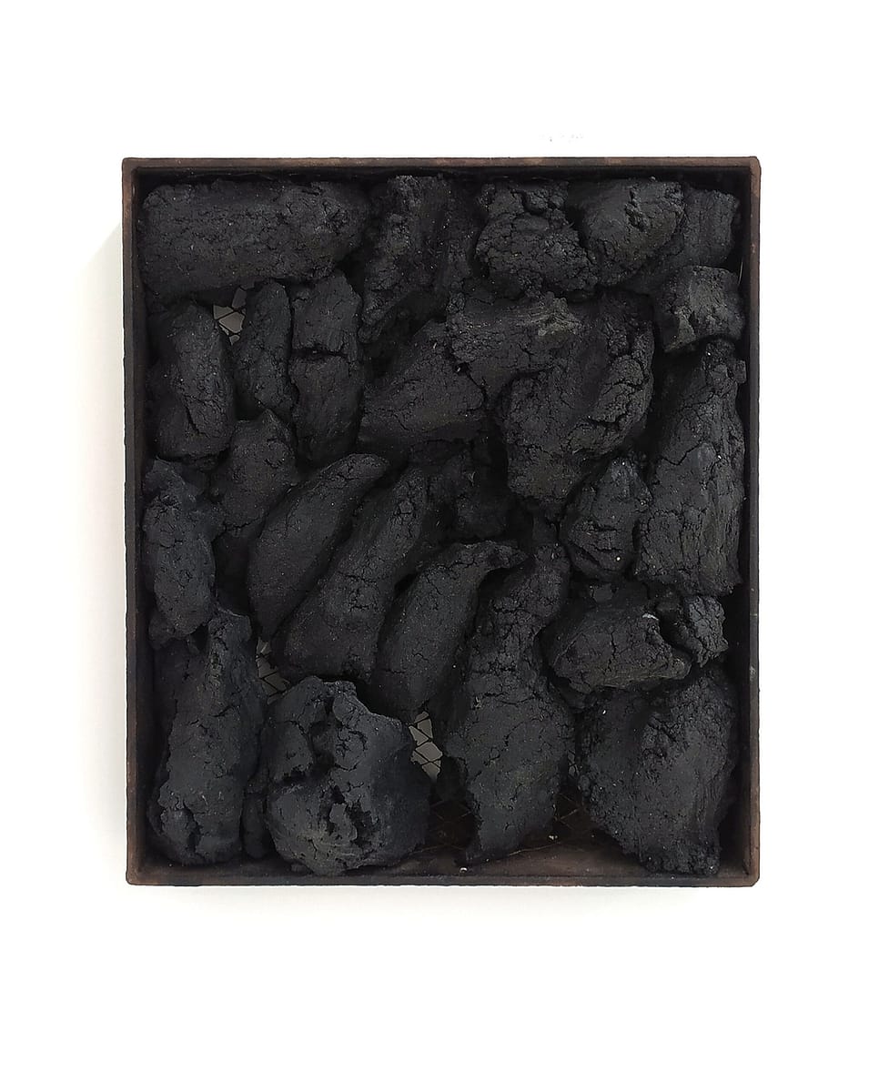 Sofia Bohtlingk, Susanitos, 2022, Tierra, óleo y hierro, 28 x 23 cm